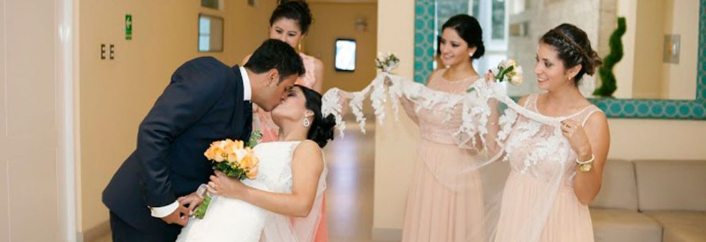 Un tierno beso, listos para la boda de Lourdes y Felipe.