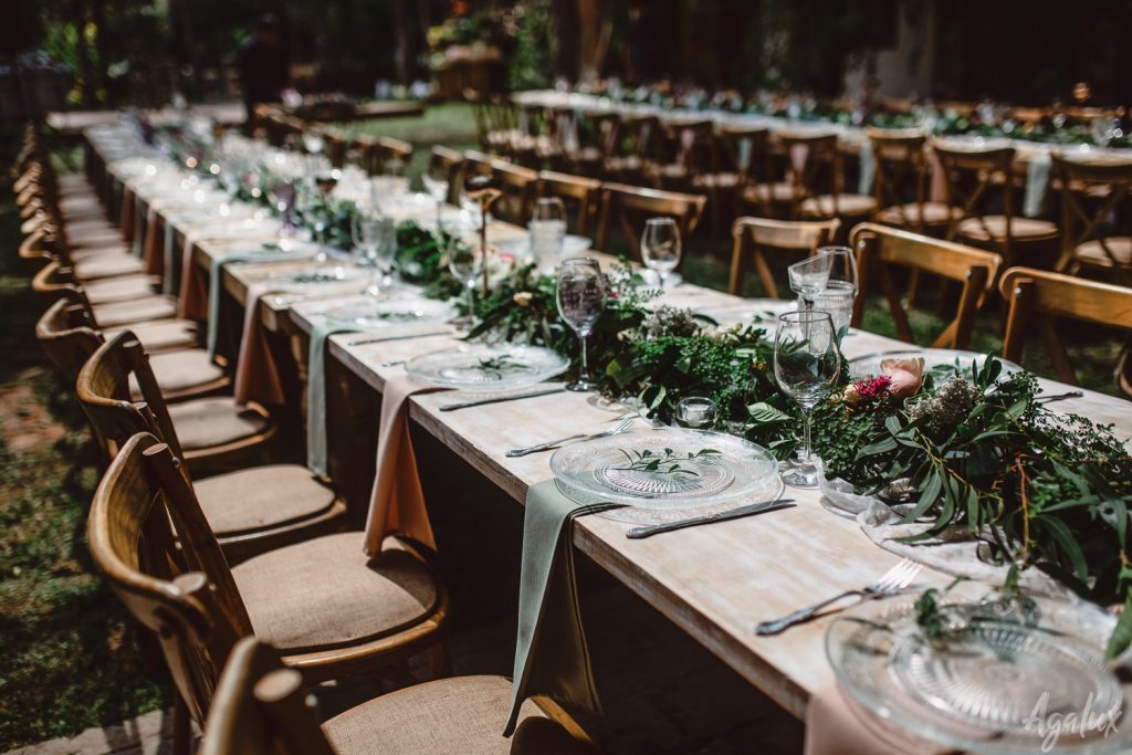 El formato imperial o mesa larga es recomendado para una boda íntima.