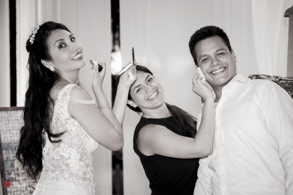 Marilú y John, los novios sonríen acompañados de Susana Morales. La novia retoca su maquillaje y el novio seca el sudor usando los implementos del Kit de emergencia - El blog de Su - Susana Morales Wedding & Event Planner