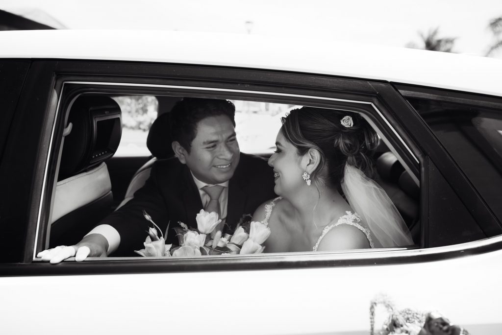 Los novios se miran cariñosamente dentro del auto de novios - El blog de Su - Susana Morales Wedding & Event Planner