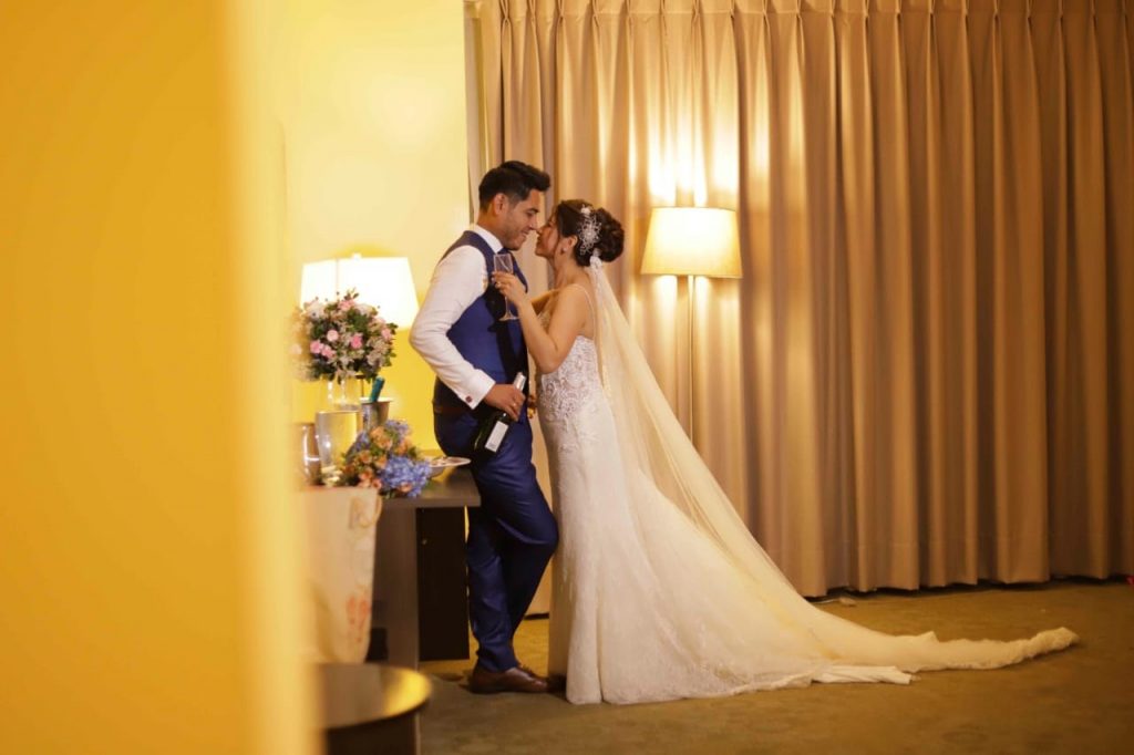 Los novios se miran románticamente mientras sirven champagne para celebrar - El blog de Su - Susana Morales Wedding & Event Planner