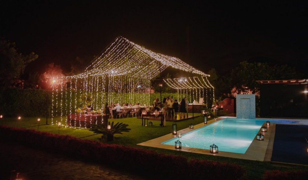 Hermosa estructura para una boda íntima, decoración con luces.