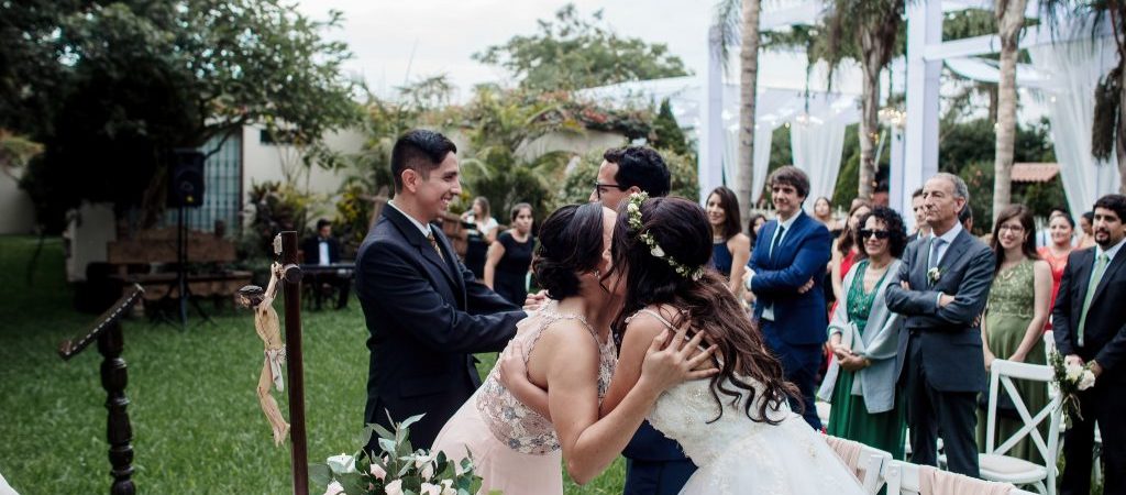 Resalta la particiáción de tus invitados en una boda íntima.